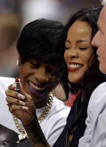 Rihanna, ospite d&#39;eccezione della partita, trova anche il tempo di ritoccare il trucco (Epa)